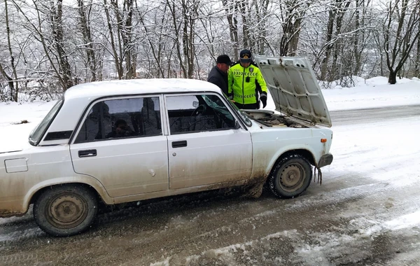 Yol polisləri qarlı havada sürücülərə kömək ediblər - FOTO