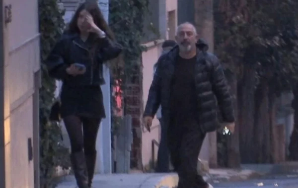 48 yaşlı Cem Yılmaz 21 yaş kiçik sevgilisi ilə - FOTO