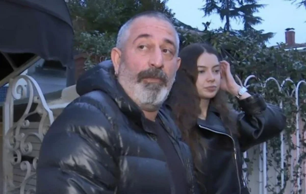 48 yaşlı Cem Yılmaz 21 yaş kiçik sevgilisi ilə - FOTO