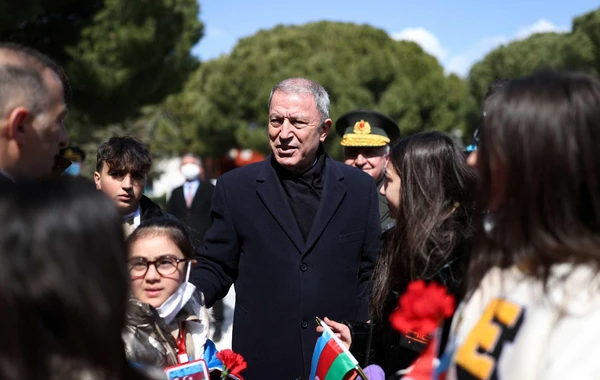 Hulusi Akar azərbaycanlı uşaqlarla görüşüb - FOTO