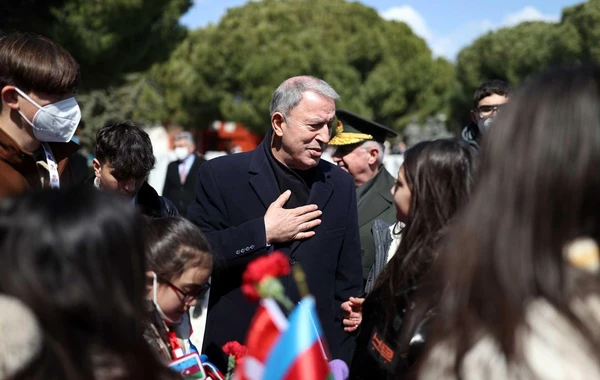 Hulusi Akar azərbaycanlı uşaqlarla görüşüb - FOTO