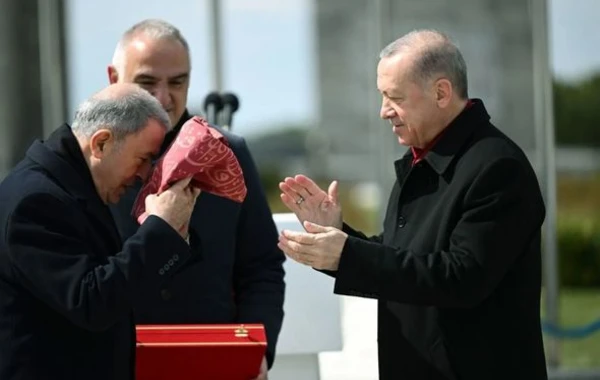 Ərdoğana bir əsrdən çox yaşı olan Osmanlı dövlətinin döyüş bayrağı təqdim olundu - FOTO
