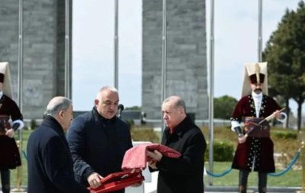 Ərdoğana bir əsrdən çox yaşı olan Osmanlı dövlətinin döyüş bayrağı təqdim olundu - FOTO