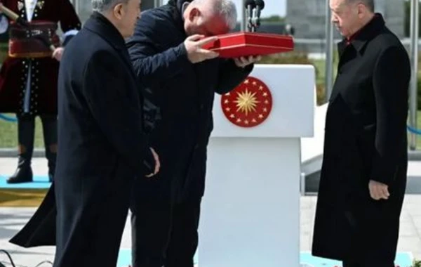 Ərdoğana bir əsrdən çox yaşı olan Osmanlı dövlətinin döyüş bayrağı təqdim olundu - FOTO