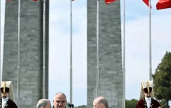 Ərdoğana bir əsrdən çox yaşı olan Osmanlı dövlətinin döyüş bayrağı təqdim olundu - FOTO