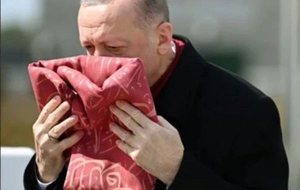 Ərdoğana bir əsrdən çox yaşı olan Osmanlı dövlətinin döyüş bayrağı təqdim olundu - FOTO