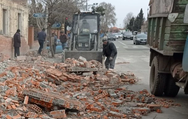 Güclü külək hasarı nənə və nəvənin üzərinə aşırıb - FOTO/VİDEO