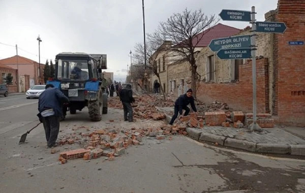 Güclü külək hasarı nənə və nəvənin üzərinə aşırıb - FOTO/VİDEO