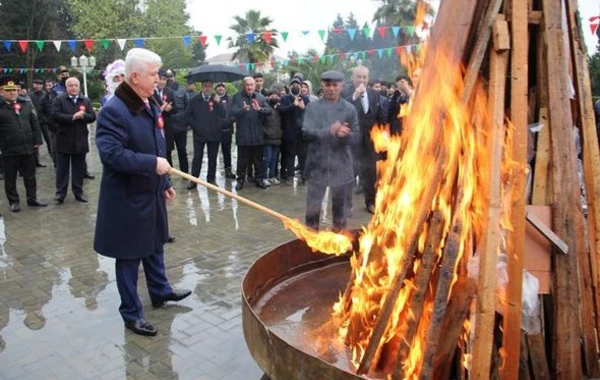 Cəlilabadın icra başçısı Şaxta babanı Novruz mərasiminə gətirtdi – FOTO
