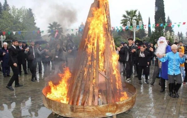 Cəlilabadın icra başçısı Şaxta babanı Novruz mərasiminə gətirtdi – FOTO