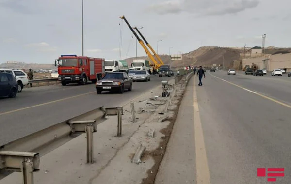 Bakıda yanacaq daşıyan avtomobil aşıb, ölənlər var - FOTO