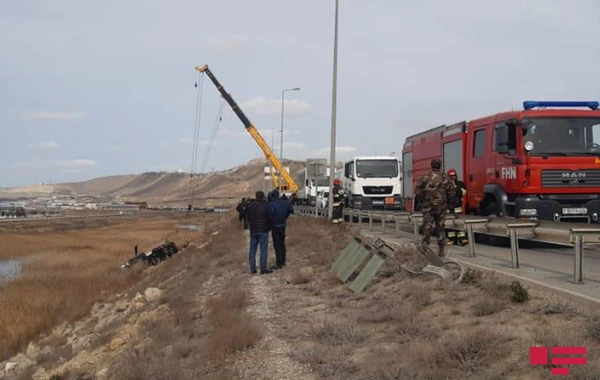 Bakıda yanacaq daşıyan avtomobil aşıb, ölənlər var - FOTO