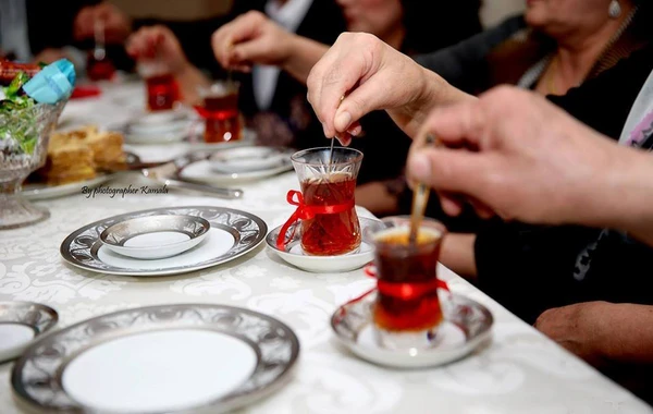 Müğənni elçilik adətini ələ saldı: "İyrəncdir" - FOTO