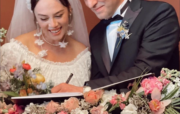 Aktrisa anasının gəlinliyini geyindi - FOTO