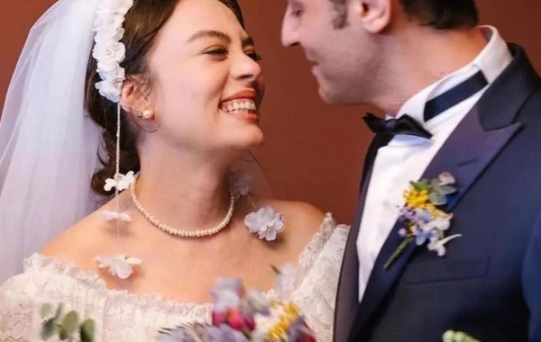 Aktrisa anasının gəlinliyini geyindi - FOTO