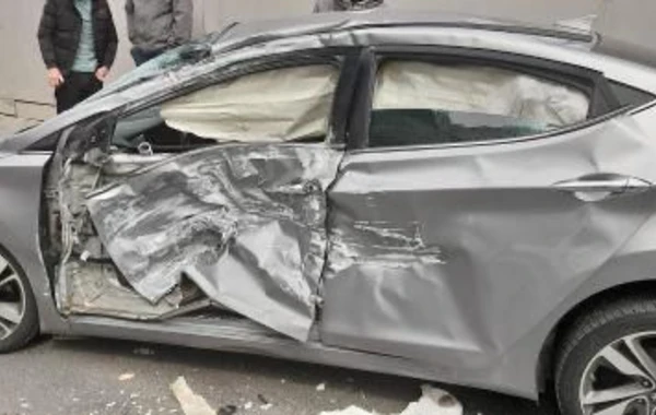 Bakıda avtobusla minik avtomobili toqquşdu: XƏSARƏT ALANLAR VAR - FOTO