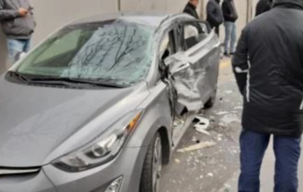 Bakıda avtobusla minik avtomobili toqquşdu: XƏSARƏT ALANLAR VAR - FOTO