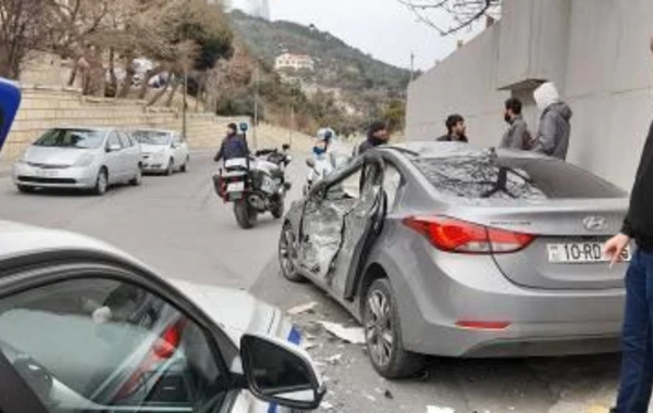 Bakıda avtobusla minik avtomobili toqquşdu: XƏSARƏT ALANLAR VAR - FOTO