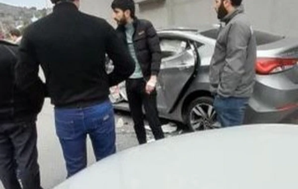 Bakıda avtobusla minik avtomobili toqquşdu: XƏSARƏT ALANLAR VAR - FOTO