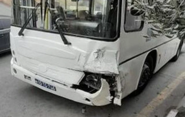 Bakıda avtobusla minik avtomobili toqquşdu: XƏSARƏT ALANLAR VAR - FOTO