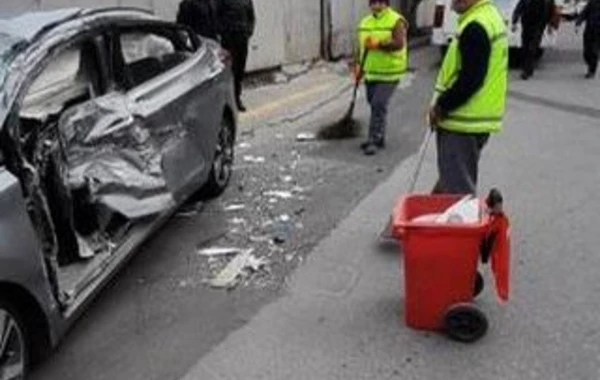 Bakıda avtobusla minik avtomobili toqquşdu: XƏSARƏT ALANLAR VAR - FOTO