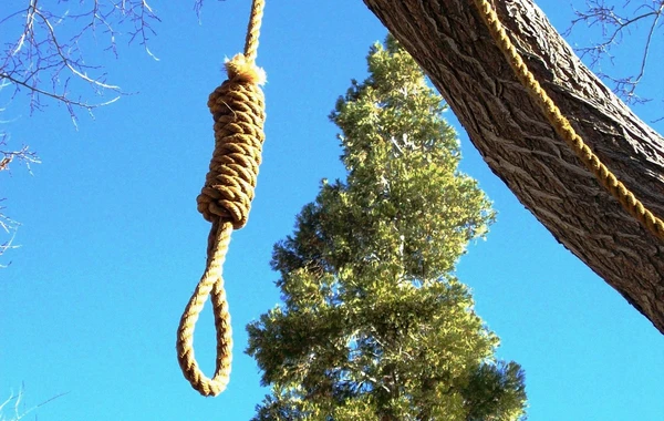 Gənc oğlan qonşusunun həyətində özünü asdı