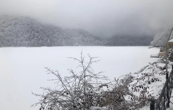 Azərbaycanda nadir təbiət hadisəsi: Göygöl dondu - FOTO