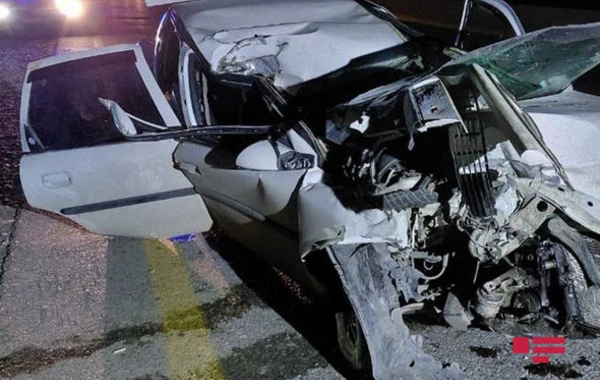 Hacıqabulda ağır qəza: Yük maşını “Opel”lə toqquşdu, dörd nəfər yaralandı – FOTO
