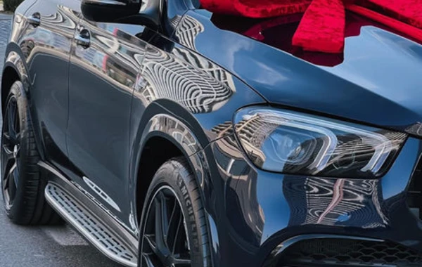 Азербайджанской телеведущей подарили автомобиль за 223 000 манатов - ФОТО