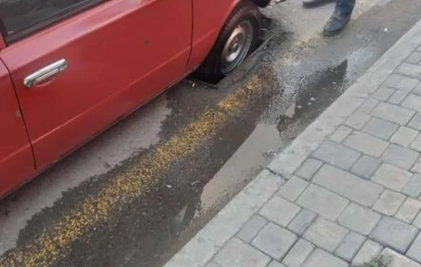 Paytaxtın mərkəzi prospektlərindən birində maşın “lyuk”da ilişib qaldı - FOTO