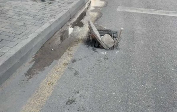 Paytaxtın mərkəzi prospektlərindən birində maşın “lyuk”da ilişib qaldı - FOTO
