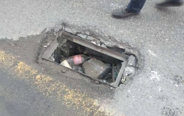 Paytaxtın mərkəzi prospektlərindən birində maşın “lyuk”da ilişib qaldı - FOTO