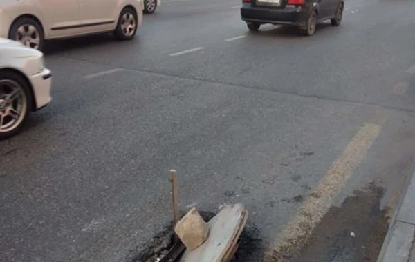 Paytaxtın mərkəzi prospektlərindən birində maşın “lyuk”da ilişib qaldı - FOTO