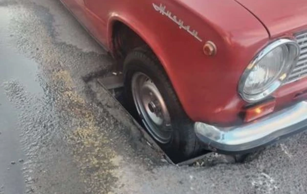 Paytaxtın mərkəzi prospektlərindən birində maşın “lyuk”da ilişib qaldı - FOTO