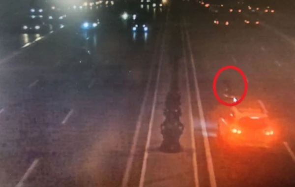 Bakıda yolu qaçaraq keçməyə çalışan piyada avtomobilin altında qaldı - ANBAAN VİDEO