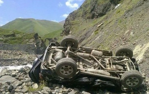 Bakıda avtomobil dərəyə aşdı, ölən var