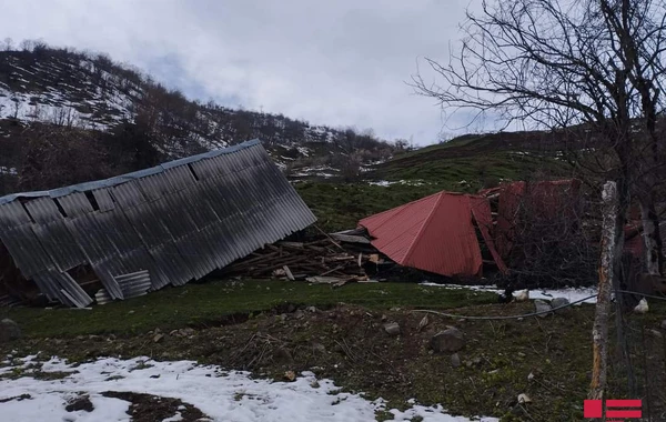 Lerikdə sürüşmə baş verdi, bir ev torpaq altında qaldı - FOTO