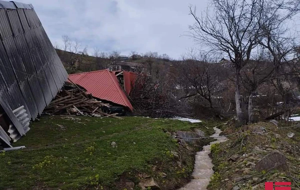 Lerikdə sürüşmə baş verdi, bir ev torpaq altında qaldı - FOTO
