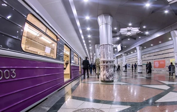 Bakı metrosunda maşinist kabinəsinin qapısı bağlanmadı, interval 9 dəqiqəyə qalxdı