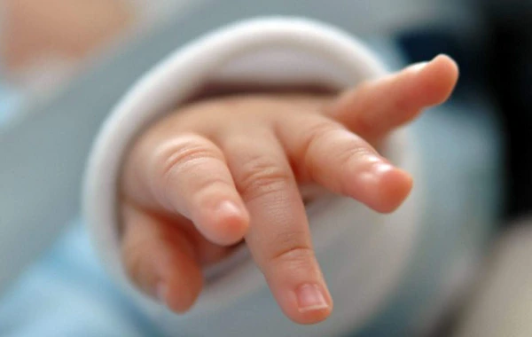 Bakıda yeni doğulmuş körpənin meyitini küçəyə atdılar
