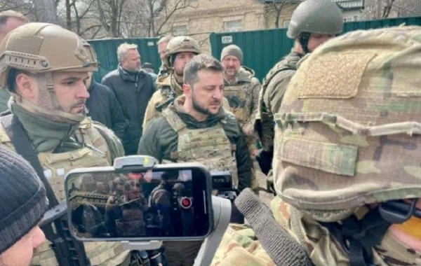 Zelenski Rusiya hərbçilərinin kütləvi qətliam törətdiyi Buçaya gedib