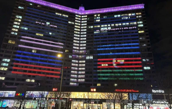 Здание на Арбате в Москве окрасилось в цвета азербайджанского флага - ФОТО