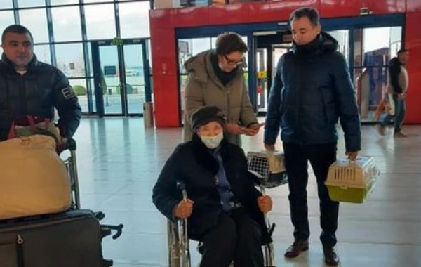 Azərbaycanın Milli Qəhrəmanının Ukraynada qalan ailəsi Bakıya yola salınıb - FOTO