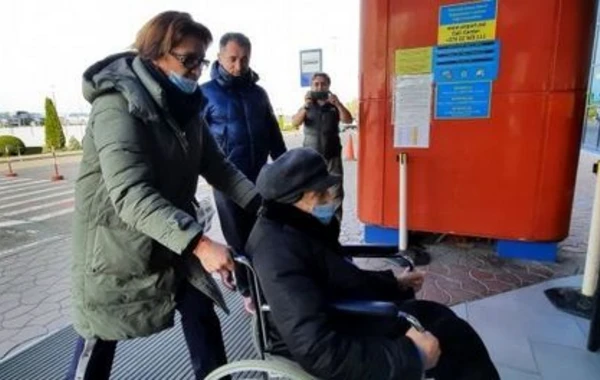 Azərbaycanın Milli Qəhrəmanının Ukraynada qalan ailəsi Bakıya yola salınıb - FOTO