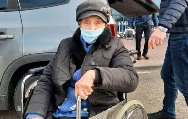 Azərbaycanın Milli Qəhrəmanının Ukraynada qalan ailəsi Bakıya yola salınıb - FOTO