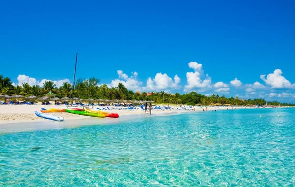 Daha bir ölkə turistlər üçün koronavirus məhdudiyyətlərini ləğv edir