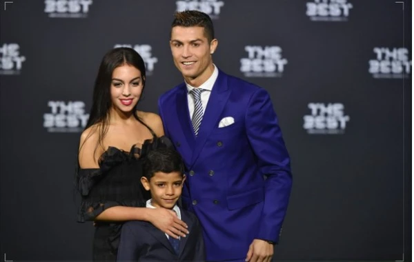 Ronaldo bu səbəbdən hər ay sevgilisinin hesabına 100 min avro köçürür - FOTO