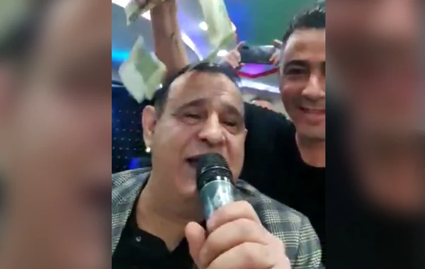 Tacir Şahmalıoğlunu toyda "pul yağışı"na tutdular - VİDEO