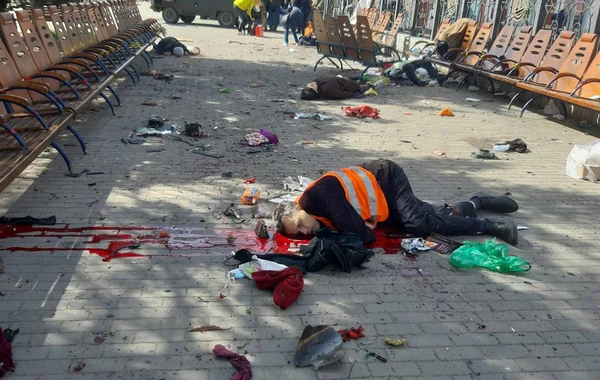 Ukraynada vağzal raket atəşinə tutuldu: 4-ü uşaq olmaqla, 39 ölü - FOTO/VİDEO - YENİLƏNİB