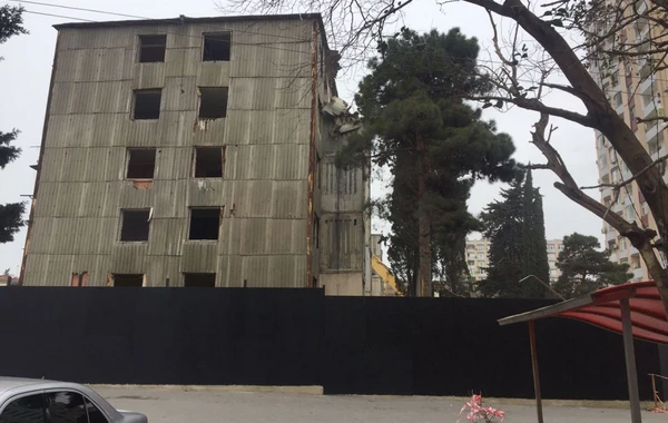 В Баку сносят жилое здание: Жильцам будут выплачивать по 350 манатов в месяц - ФОТО
